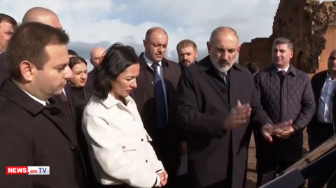 «Մի հատ փոքր սյուն դրեք, QR կոդը վրան». Փաշինյանն այցելել է Երերույքի տաճար