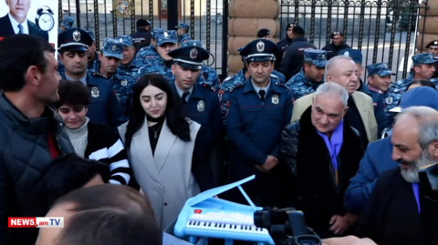 Ցուցարարները խաղալիք դաշնամուր են բերել Վահագն Խաչատուրյանի համար