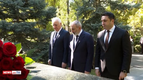 Փաշինյանը նախագահի եւ ԱԺ նախագահի հետ հարգանքի տուրք է մատուցել Հոկտեմբերի 27-ի զոհերի հիշատակին