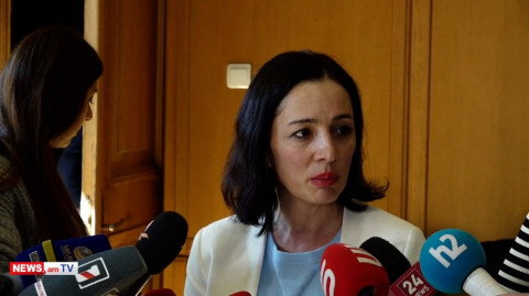 «Պա՞րզ է ձեզ իմ պատասխանը». ԿԳՄՍ նախարարը բորբոքվեց դասագրքերի մասին հարցերից