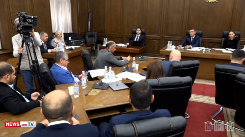 «Հայաստանում հարկային տեռոր չկա», «Բա տեռորը պոզով պոչով է լինո՞ւմ». վեճ Բադասյանի և ընդդիմադիրի միջև