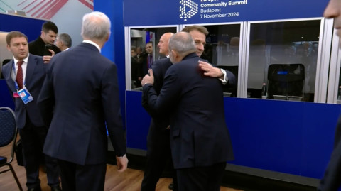 Փաշինյանն ու Մակրոնը ոտքի վրա կարճ զրույց են ունեցել