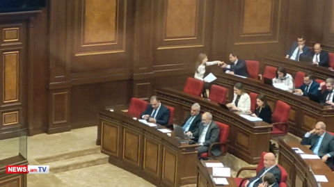 ԱԺ նիստում հեռախոսի միջոցով նախարարներին ինչ որ բան է փոխանցվում