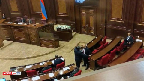 Բյուջեի քննարկման ժամանակ Խաչատուր Սուքիասյանն ակտիվ զրույցի է բռնվել Փաշինյանի եւ նախարարների հետ