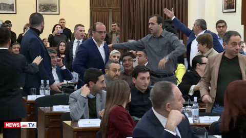 Իրար վրա գրիչ մի շպրտեք. իրավիճակը լարվեց ավագանու նիստին, հնչեցին վիրավորանքներ