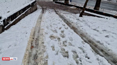 No comment. Նոր Նորքի մայթերը՝ գիշերը տեղացած ձյունից հետո