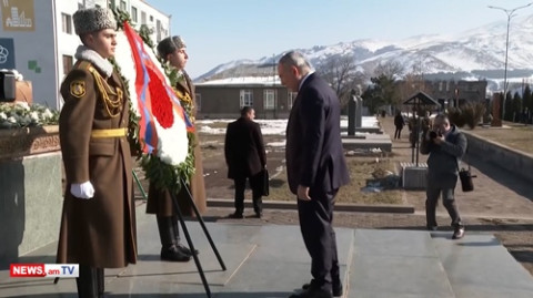 Փաշինյանը տիկնոջ հետ Սպիտակում ծաղիկներ է խոնարհել երկրաշարժից զոհվածների հիշատակին