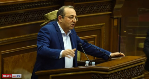 ԱԺ անվտանգության աշխատակիցները պոկեցին Արցախի քարտեզն ԱԺ նախագահության ամբիոնից