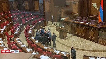 Գառնիկ Դանիելյանը ջղայնանում է ՔՊ-ական Վահագն Ալեքսանյանի վրա