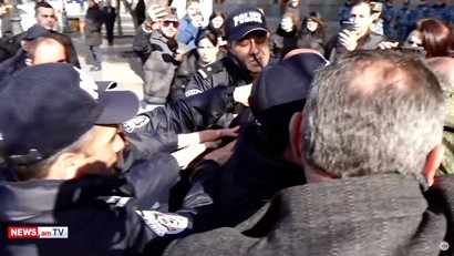 Քաշքշոց՝ ոստիկանների և ցուցարարների միջև. կան բերման ենթարկվածներ