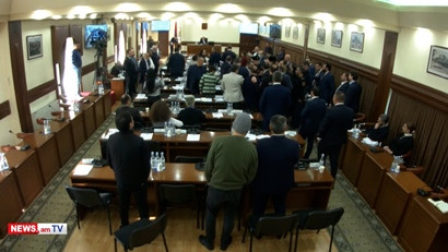 Իյա, էսքան մի ոգևորվեք. ավագանու նիստին հրմշտոց սկսվեց, ժամանեցին ոստիկաններ