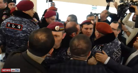 Մեծաթիվ կարմիր բերետավորներ բերման ենթարկեցին ավագանու անդամներին. լարված իրավիճակ քաղաքապետարանում