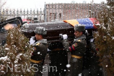 Օդաչուների աճյունները եկեղեցուց դուրս բերվեցին զինվորական կարգով