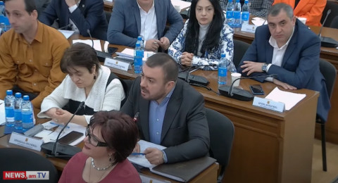 Պարոն Սուքիասյան, տեղից գոռալով չէ, հետո ձեր ելույթին ես էլ կգոռամ, լավ չի լինի. փոխքաղաքապետ