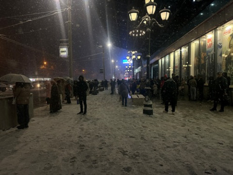 Քաղաքացիները մնացել են կանգառներում. ձյան տեղումների պատճառով քաղաքը կաթվածահար է