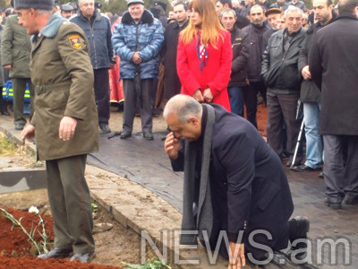 Րաֆֆի Հովհաննիսյանը ծնկի եկավ զոհված օդաչուների շիրիմին