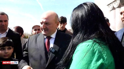 Սիրում են ձեզ էլի, հո զոռով չէ. Վարդան Ղուկասյանը շփվում է գյումրեցիների հետ