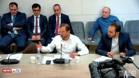 Փաշինյանի կրճատած ոստիկանական ավտոբուսները, պարզվում է, հիմա իր հետևից են գնալու. Մանուկյան