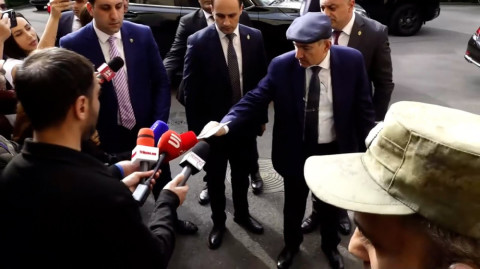 Լրագրողները նամակ հանձնեցին Փաշինյանին