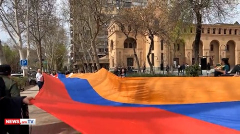 Բագրատ Սրբազանն իր աջակիցների հետ Արցախի հսկայական դրոշով շարժվում է դեպի Ազատության հրապարակ