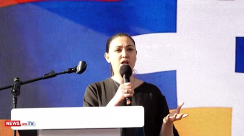 Արցախցի մի խումբ կանայք ու երեխաներ նստացույց են սկսում Ազատության հրապարակում