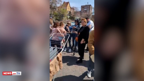 Արցախցի կանայք և երեխաները ակցիա են անում կառավարական ամառանոցի դիմաց