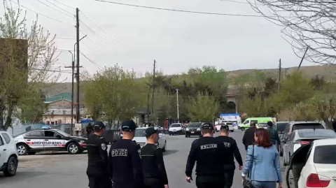 Կուտակումներ` ՔՊ-ական Լյուդվիգ Գյուլնազարյանի տան մոտ. ոստիկաններ ժամանեցին