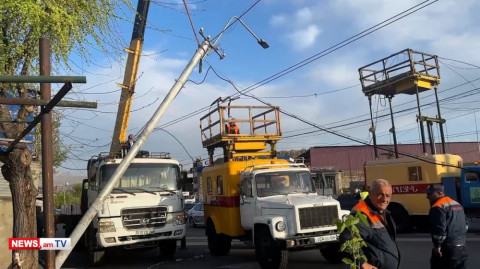 Սեբաստիա փողոցում էլեկտրասյուն է տապալվել. «մեղավորը» տրոլեյբուսն է