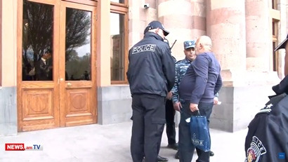 «Հարցիս պատասխանեք, թե չէ կջարդեմ». լարված իրավիճակ կառավարության մոտ