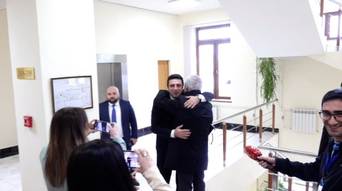 Ալեն Սիմոնյանն ու Անդրանիկ Քոչարյանը գրկախառնվեցին
