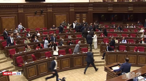 «Երիտասա'րդ, դուք ով խոսա», «Այ տղա՛». լարված իրավիճակ ԱԺ–ում