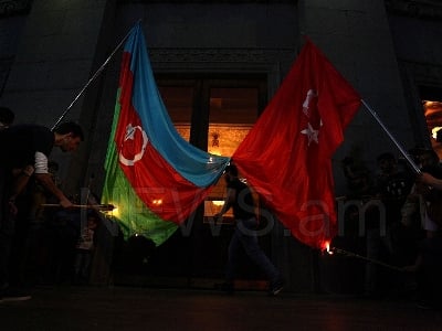 Փաշինյանը դատապարտում է Ադրբեջանի ու Թուրքիայի դրոշների այրումը