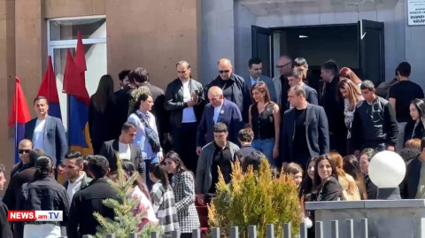 Քաղաքացու օրը մարդիկ չեն կարողանում մոտենալ ֆուրշետից օգտվող Փաշինյանին