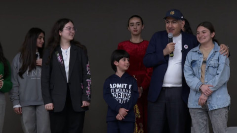 Փաշինյանը դրամական պարգեւներ է բաժանել հատուկ իր համար երգող աշակերտներին