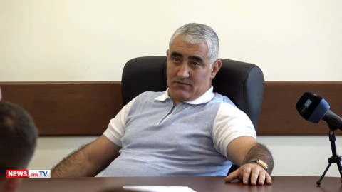 Նոր Նորքի թաղապետը ակտիվիստին ծեծի ենթարկելուց հետո անվրդով դեմքով հանրային քննարկում է անում