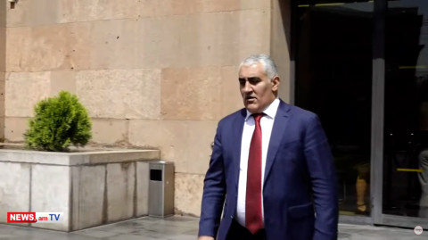 Մի հրե՛ք. Նոր Նորքի թաղապետը հարցերի չպատասխանեց