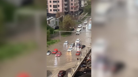 Նոր Նորքում երթեւեկող մեքենաները կիսով չափ ծածկվում են ջրով. անձրեւի հետեւանքները