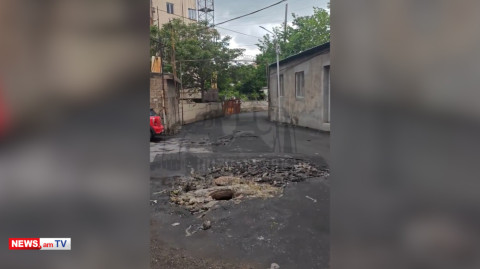 Երևանում շարունակում է փոսերը նմանվել խրամատների. ահազանգում է ավագանու անդամը