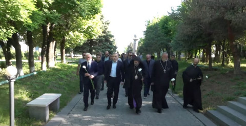 Սամվել Շահրամանյանն ու Արցախի այլ պաշտոնյաներ մայիսի 9-ին այցելել են Եռաբլուր