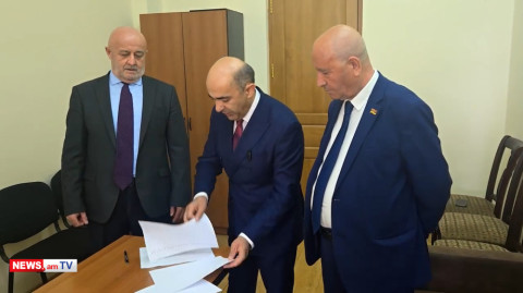 Հովիկ Աղազարյանը, Հակոբ Ասլանյանը ստորագրեցին Փաշինյանին անվստահություն հայտնելու նախաձեռնության տակ
