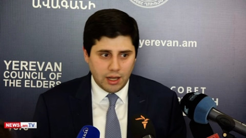 «Ավինյանը լրագորղներից վախենո՞ւմ է». ինչու են ապակե պատով լրագրողներին առանձնացրել նիստերի դահլիճում