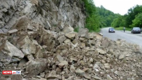 Հողաշերտի փլվածք, ճաքեր, կրկնակի փլուզման վտանգ. Վանաձոր–Ալավերդի ճանապարհը բեռնատարների համար փակ է