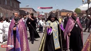 Երիտասարդ հարսներն ու մայրերն իրենց գլխաշորերը փոխարինեցին պատրոնդաշով. Արագածոտնի թեմի առաջնորդ