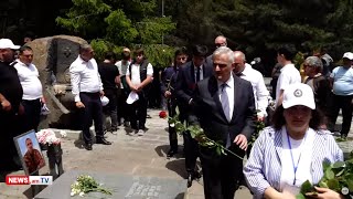 Ցավակցում եմ, համբերություն ձեզ. փոխվարչապետն ու մարզպետը ծաղիկներ դրեցին 44-օրյայի զոհերի հիշատակին