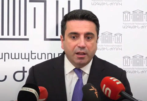 Ուզում եմ իմանամ հոգեւորականի ձեռքը դրանից առաջ որտեղ էր, արժի՞ այդ ձեռքը համբուրեմ. Ալեն Սիմոնյան