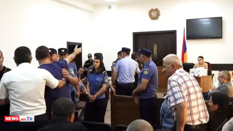 «Կուռաժիտ մի արի». Ազատի կացարանի հրդեհի գործով նիստին իրավիճակը կրկին լարվեց