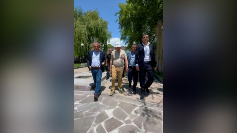 Փաշինյանն ու Առուշանյանը զբոսնում են Գորիսում