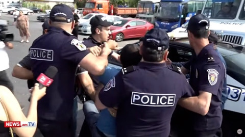 Քասախում ոստիկանները բռնի ուժ կիրառելով բերման են ենթարկում ճանապարհը փակած քաղաքացիներին