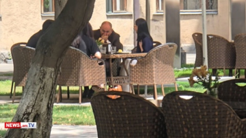 ԱԺ սրճարանում Փաշինյանն ուրախ զրուցում էր ՔՊ-ականների հետ