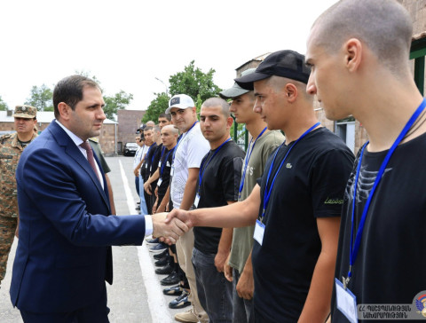 Սուրեն Պապիկյանն այցելել է ՊՆ կենտրոնական հավաքակայան